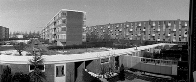 124132 Gezicht in de Spaaklaan te Utrecht (links), vanuit het huis Van Heuven Goedhartlaan 73, uit het zuiden; rechts ...